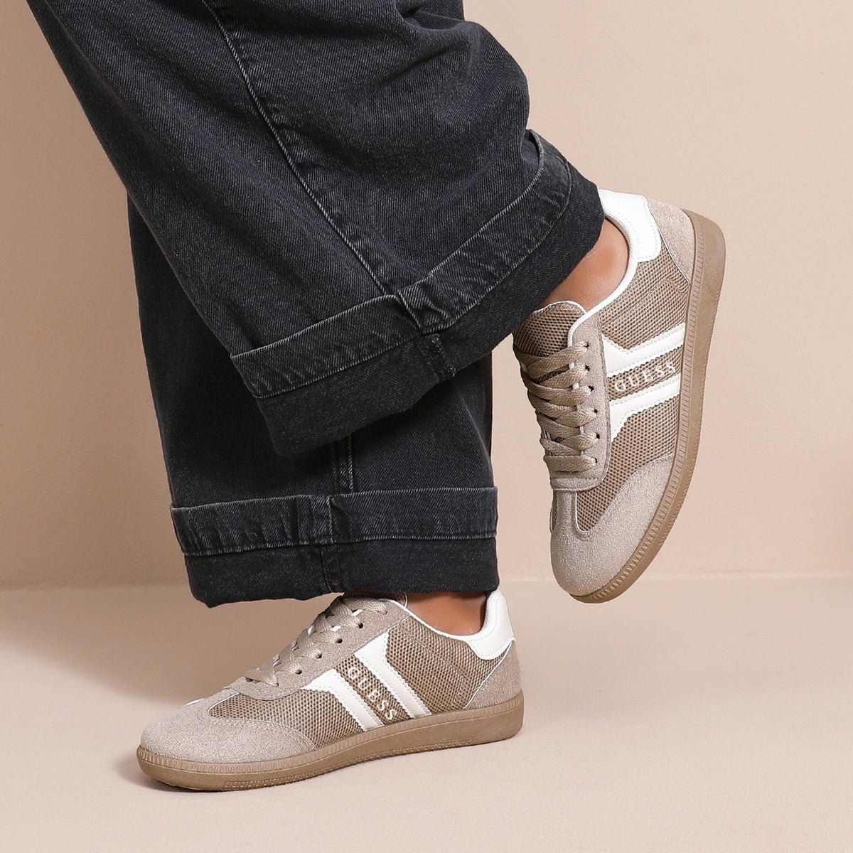 GUESS TAUPE